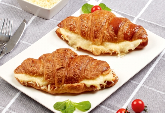 2 Croissants garnis de jambon et d'emmental