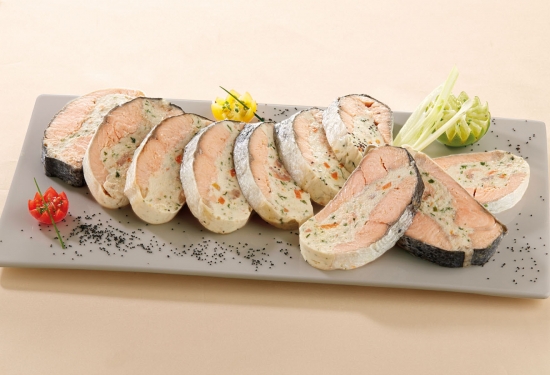 Saumon entier farci aux 2 poissons et à la ciboulette, tranché