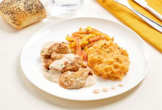 Ecrasé de pommes de terre et patates douces, sauce au vin Jurançon, morceaux de pintade et légumes
