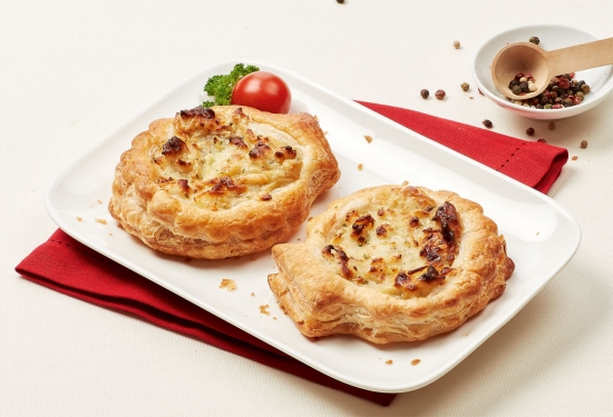 2 Feuilletés aux noix de St-Jacques, champignons de Paris, sauce vin blanc