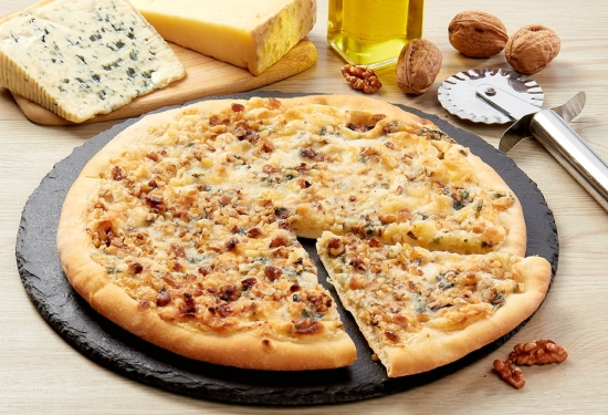 Pizza Cantal, bleu d'Auvergne et noix, cuite au feu de bois