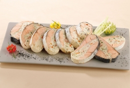 Saumon entier farci aux 2 poissons et à la ciboulette, tranché