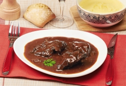 Noix de joue de boeuf cuisinée au vin rouge