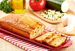 Cake au fromage de chèvre, courgettes et tomates