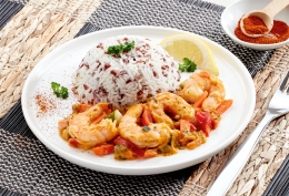 Crevettes au curry rouge et duo de riz