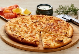 Pizza crémière saumon fumé, cuite au feu de bois