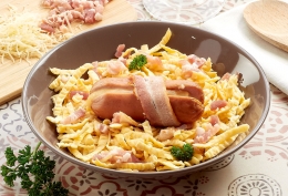 Spaetzle, cervelas à l'emmental et lardons