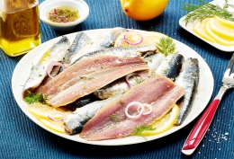 Filets de sardines avec peau, étêtés, vidés, fendus